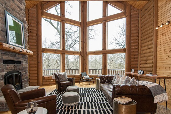 Smart TV, caminetto, tavolo da calcetto, libri