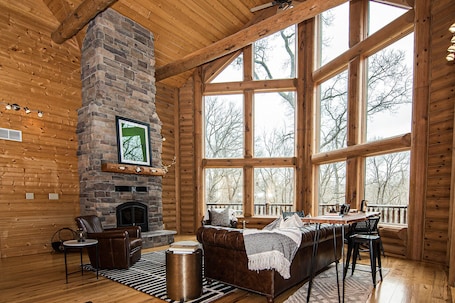 Smart TV, fireplace, foosball, books. Spacious Lodge w Private Suites. Close to Field of Dreams, Galena, & Breweries