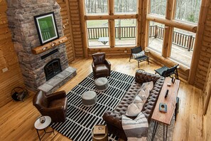 Smart TV, caminetto, tavolo da calcetto, libri