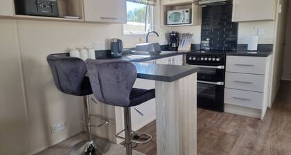 3 Bedroom Static Caravan, Hoburne Devon Bay