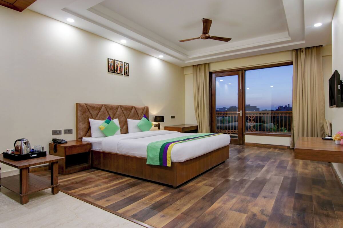 Deluxe Room | Desk, iron/ironing board, free WiFi, bed sheets