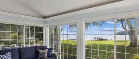 Smart TV, chimenea, tenis de mesa y libros