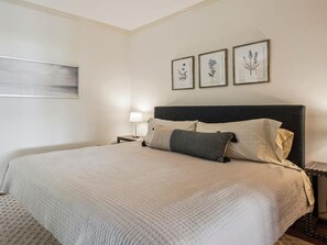 5 bedrooms, desk, free WiFi, bed sheets