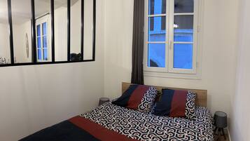 1 habitación, tabla de planchar con plancha y ropa de cama