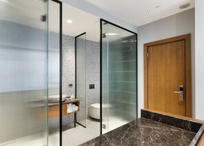 Triple Deluxe With Balcony | Salle de bain | Douche, douche cascade, pantoufles, serviettes fournies