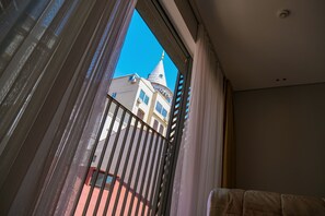 خزنة داخل الغرفة ومكتب ومساحة عمل للكمبيوتر المحمول وستائر تعتيم