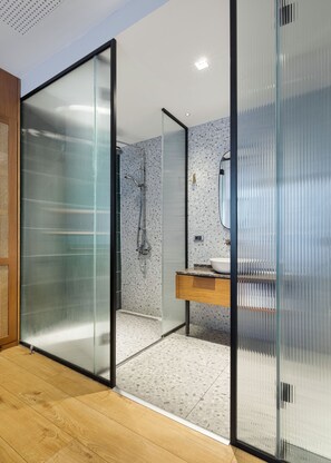 Triple Deluxe With Balcony | Bathroom | Shower, rainfall showerhead, slippers, towels - Galata Rasso Boutique Hotel (Istanbul)