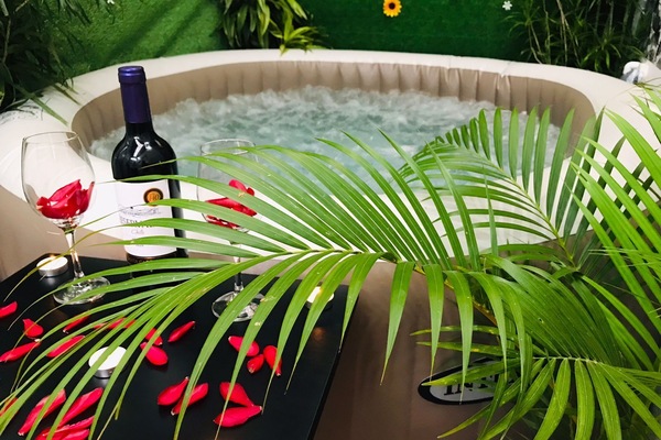 Outdoor spa tub