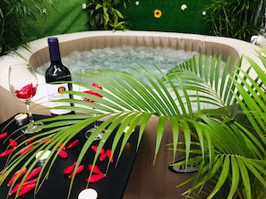 Outdoor spa tub