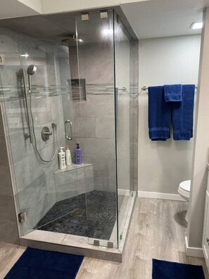 Dusche, Haartrockner, Handtücher, Seife