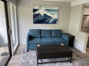 Una televisión, una oficina