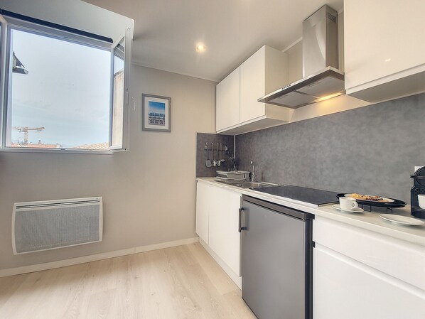 ثلاجة، ميكروويف، ماكينة لصنع القهوة/الشاي، غلّاية كهربائية