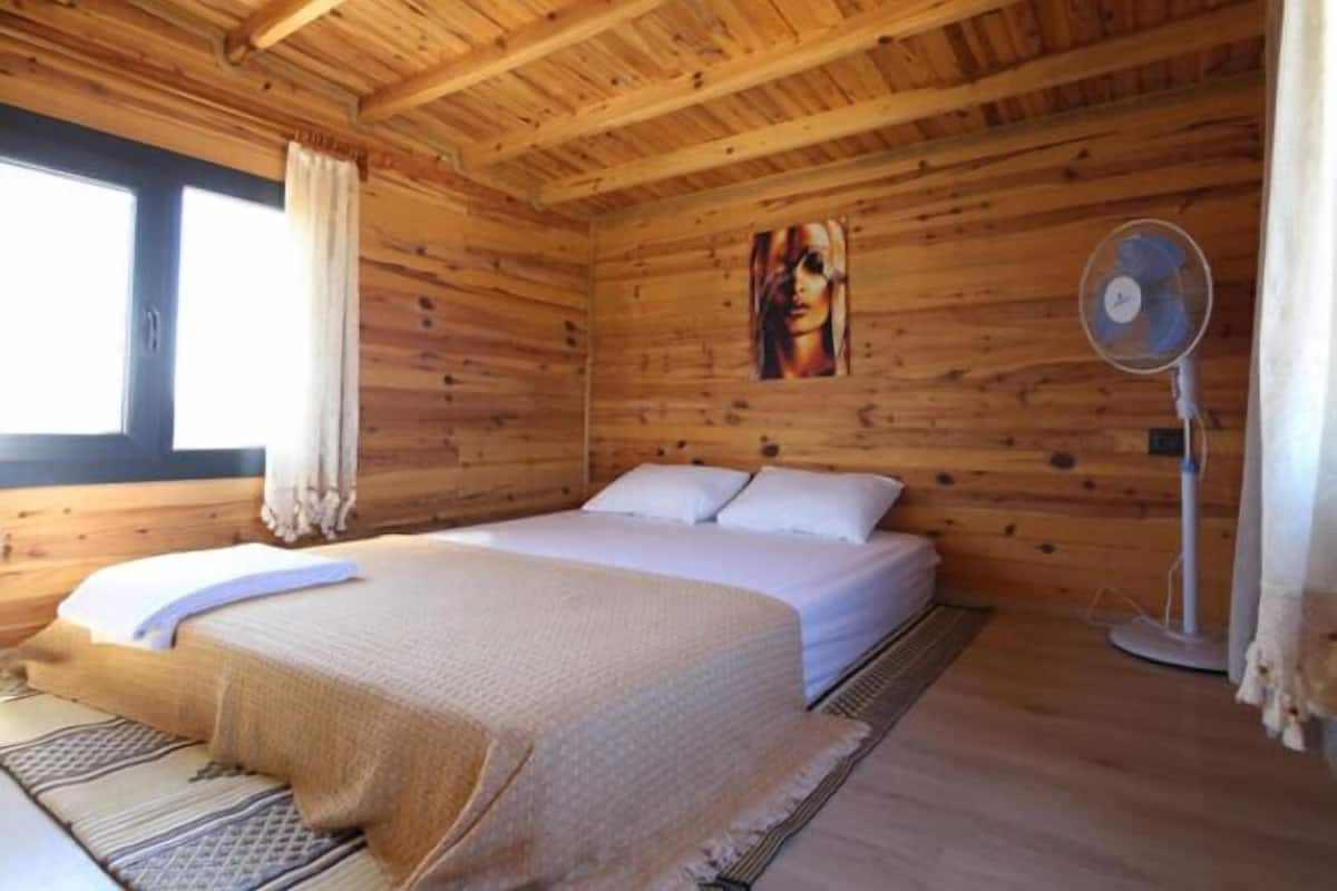 Comfort Tree House | Free minibar items, individually decorated, individually furnished, desk