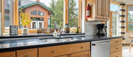 Réfrigérateur, four à micro-ondes, un four, surface de cuisson