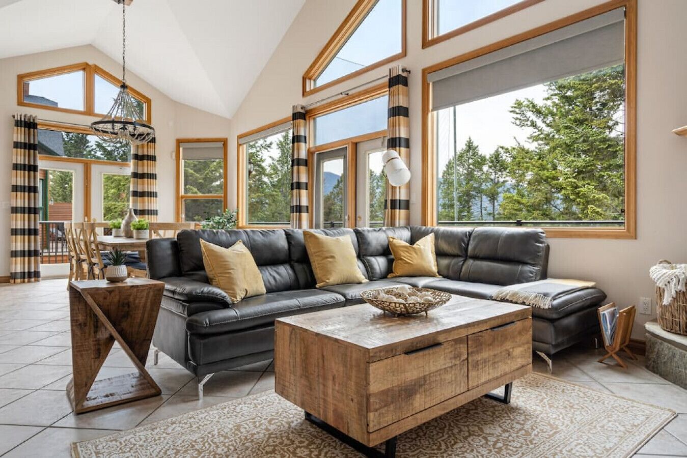 Una Smart TV, una chimenea, videojuegos