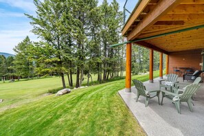 Outdoor dining - Chateau Lawrence | Pool Table | Kids` Gaming Room (Fairmont Hot Springs)