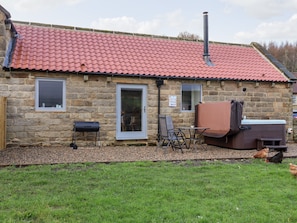 Cottage | Property grounds - Foxglove (Whitby)