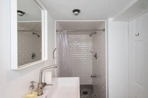 Douche, serviettes fournies, savon, shampooing