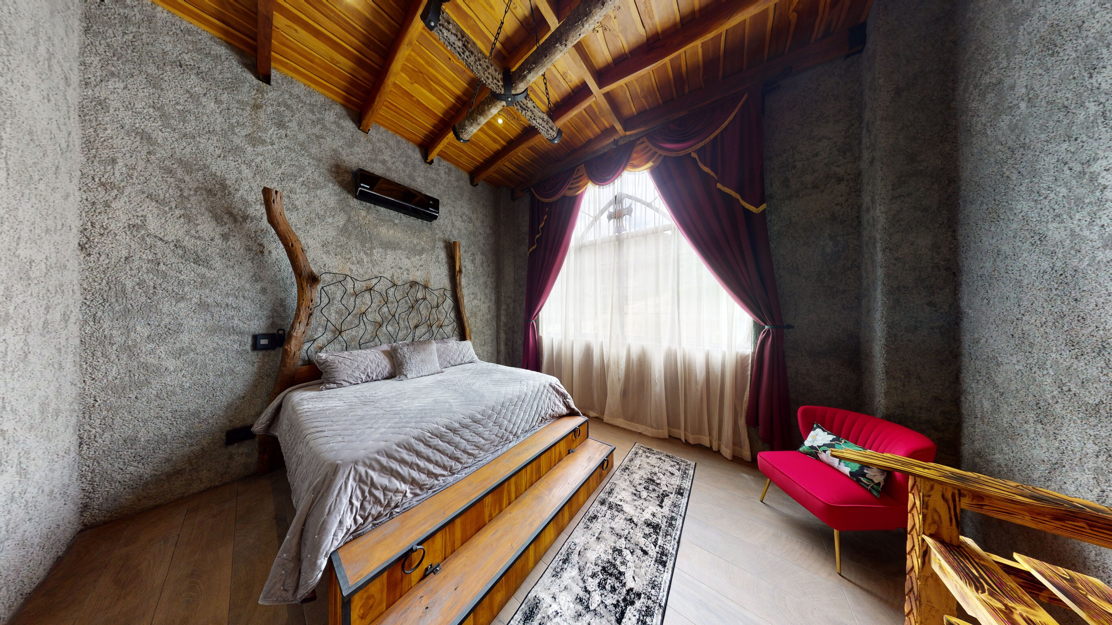 7 多间卧室、办公桌、免费 WiFi、床单