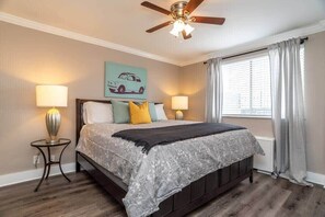 2 bedrooms, desk, iron/ironing board, WiFi - Upgraded Atlanta Apartment with Pool (Atlanta)