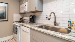 Private kitchen - Upgraded Atlanta Apartment with Pool (Atlanta)