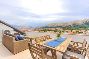 Outdoor dining - Holiday apartment with balcony with panoramic sea views (Baška)
