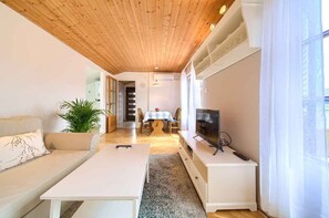 TV - Holiday apartment with balcony with panoramic sea views (Baška)