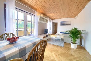 Dining - Holiday apartment with balcony with panoramic sea views (Baška)