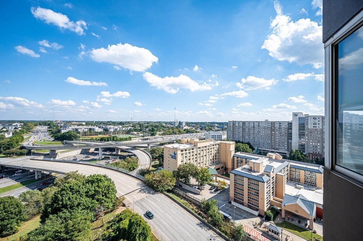 Un immeuble de grande hauteur offrant une vue sur une autoroute et les environs urbains.