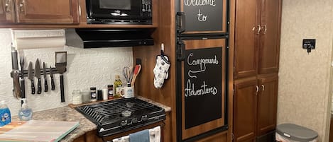 Réfrigérateur, micro-ondes, plaque de cuisson, cafetiÚre/bouilloire