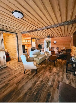 Studio suite, 1 slaapkamer, keuken | Woonruimte | Een 32-inch flatscreentelevisie met satellietzenders