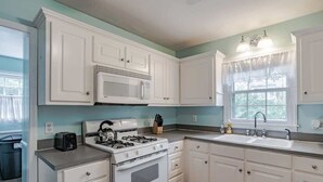 Coffee/tea maker, fridge, microwave, oven - Near Midtown, Highways, Downtown! Bel-Air Bungalow (Mobile)