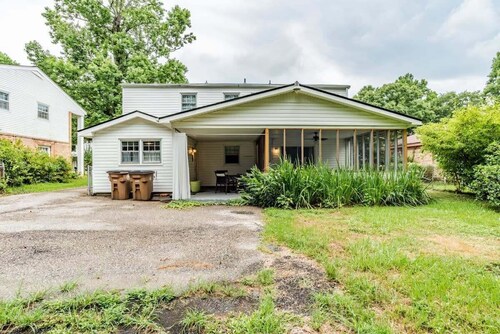 Near Midtown, Highways, Downtown! Bel-Air Bungalow