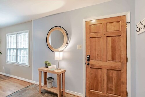 Near Midtown, Highways, Downtown! Bel-Air Bungalow