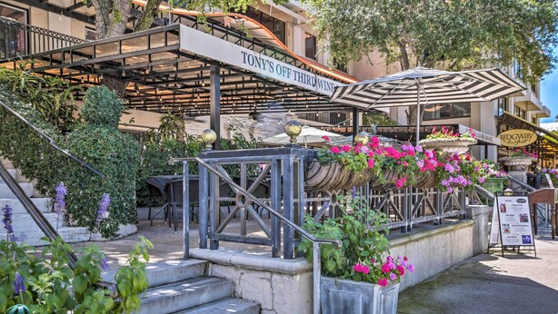 A restaurant with outdoor seating, a staircase, and a sign reading "TONY'S OFF THIRD WING". - Renovated Studio at Naples Beach & Town! (Naples)
