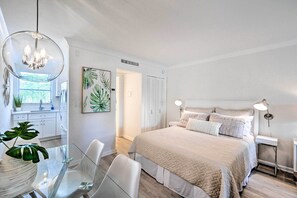 1 bedroom, WiFi - Renovated Studio at Naples Beach & Town! (Naples)