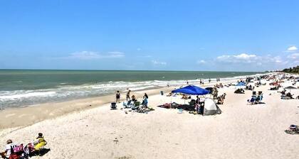 Perfectly-Located Studio at Naples Beach & Town!