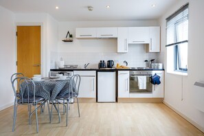 Departamento, baño en la habitación | Cocina privada | Utensilios de cocina y comedor 