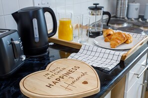 Apartamento, suíte | Cozinha privada | Talheres/pratos/utensílios de cozinha, mesas de jantar
