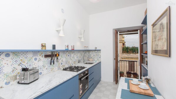 Fridge, microwave, stovetop, dishwasher