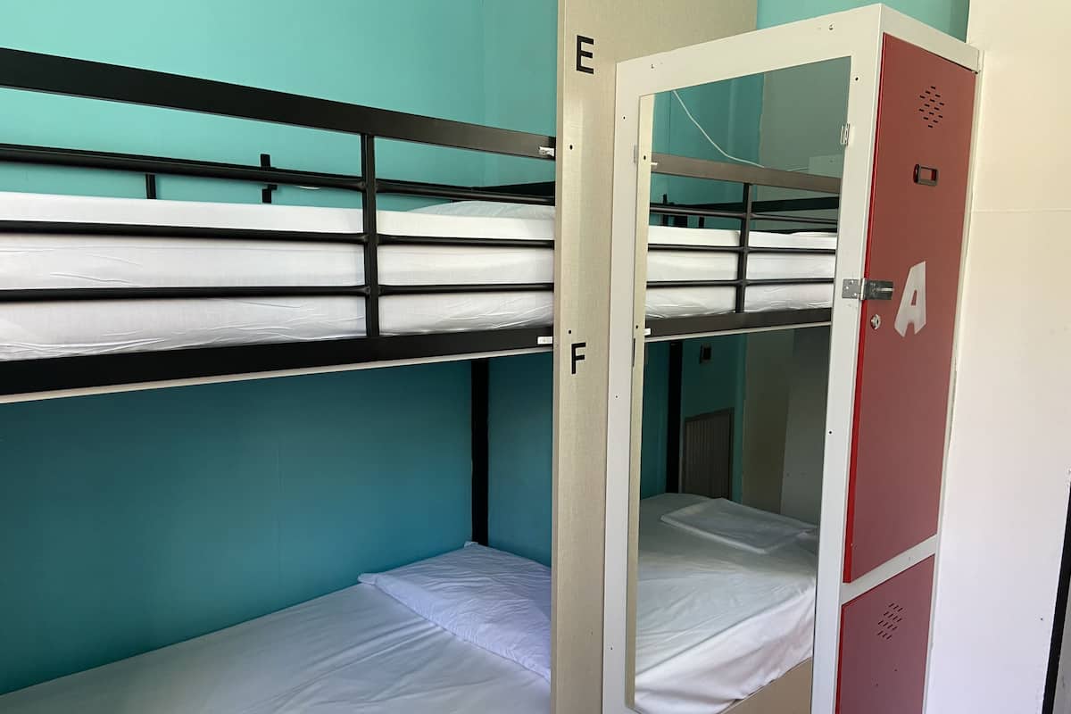 A bunk bed room with a door labeled 'A' and a door labeled 'E'.
