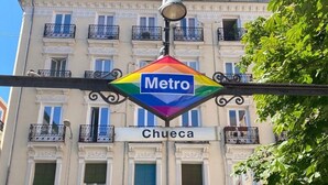 A Metro sign with the name "Chueca" on a street lamp. - Hostel Center Madrid (Madrid)