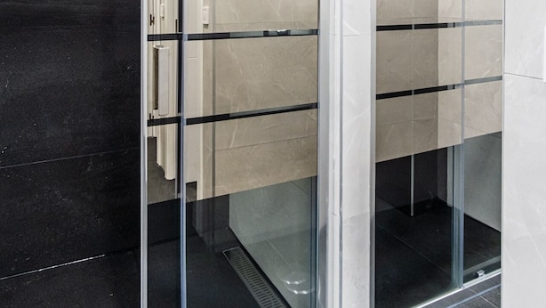 A modern elevator with glass doors and a metallic interior. - Hostel Center Madrid (Madrid)
