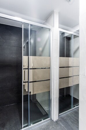 Een douche, een regendouche, een haardroger, zeep