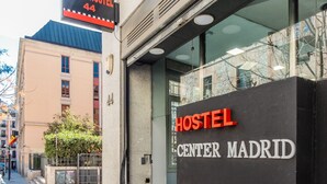 An urban hostel with a prominent sign reading "URBAN HOSTEL 44" and "HOSTEL CENTER MADRID". - Hostel Center Madrid (Madrid)