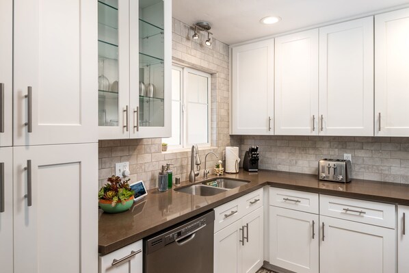 Fridge, microwave, oven, stovetop - Leucadia "Moonlight" Bungalow ~ walk everywhere with beach gear! (Encinitas)