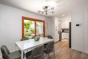 Dining - Leucadia "Moonlight" Bungalow ~ walk everywhere with beach gear! (Encinitas)