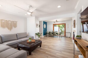 Smart TV, books, stereo, offices - Leucadia "Moonlight" Bungalow ~ walk everywhere with beach gear! (Encinitas)