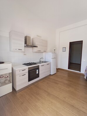 Fridge, microwave, oven, stovetop - VILLA ROSA 2 - Antico Borgo Scopello NEAR THE SEA (Scopello)