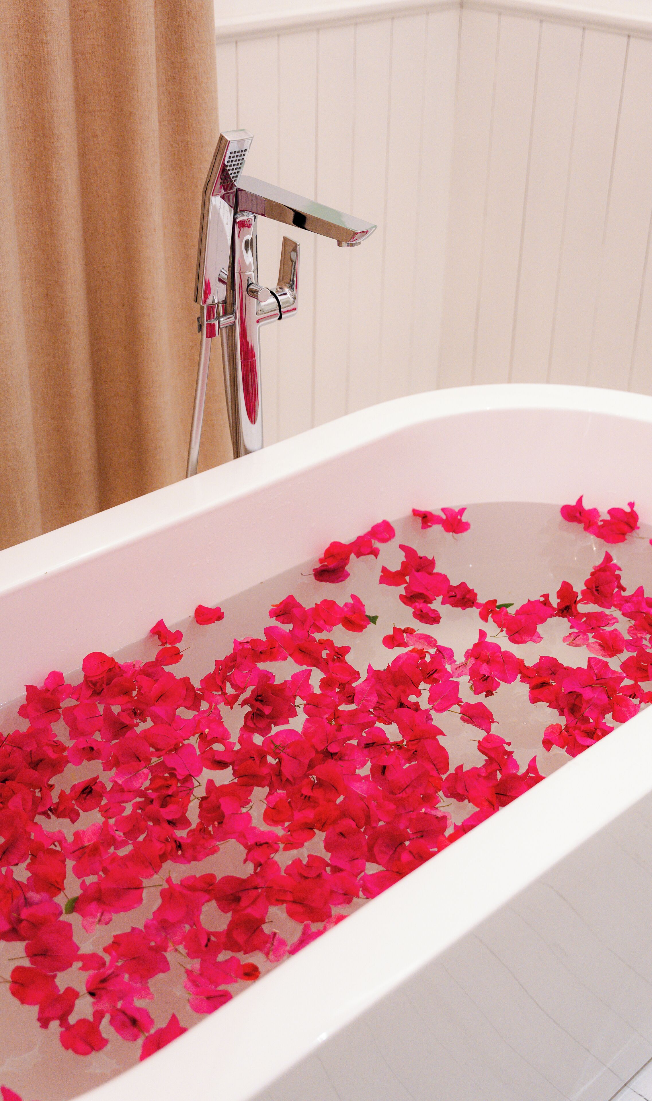 Una bañera llena de pétalos de rosa.